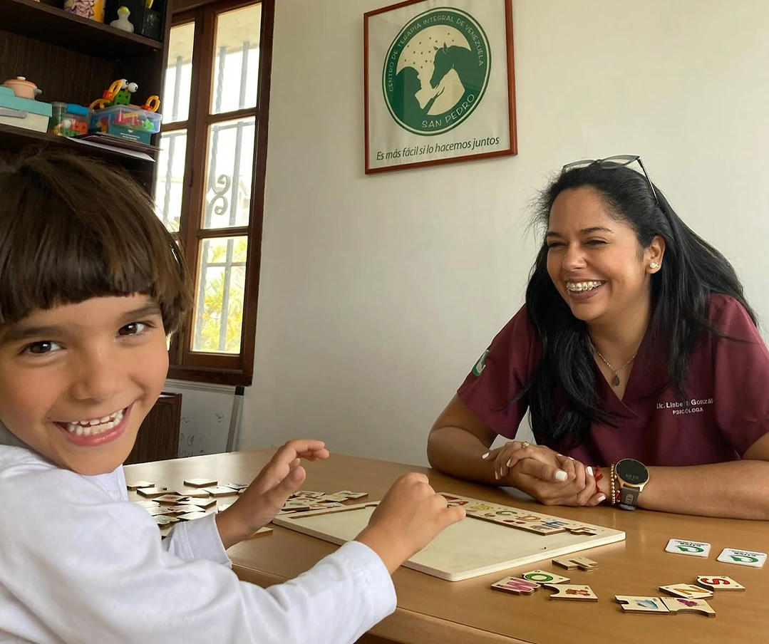 Imagen de un niño sonriendo y una terapeuta en el CTIVE