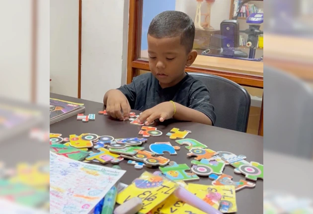 Niño haciendo terapia de lenguaje en el CTIVE