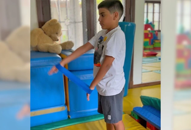 Niño haciendo fisioterapia en el CTIVE